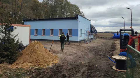 Widok nowej elewacji SUW w trakcie modernizacji